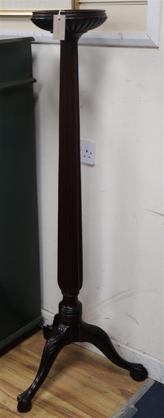 Two mahogany torcheres H.140cm and 141cm